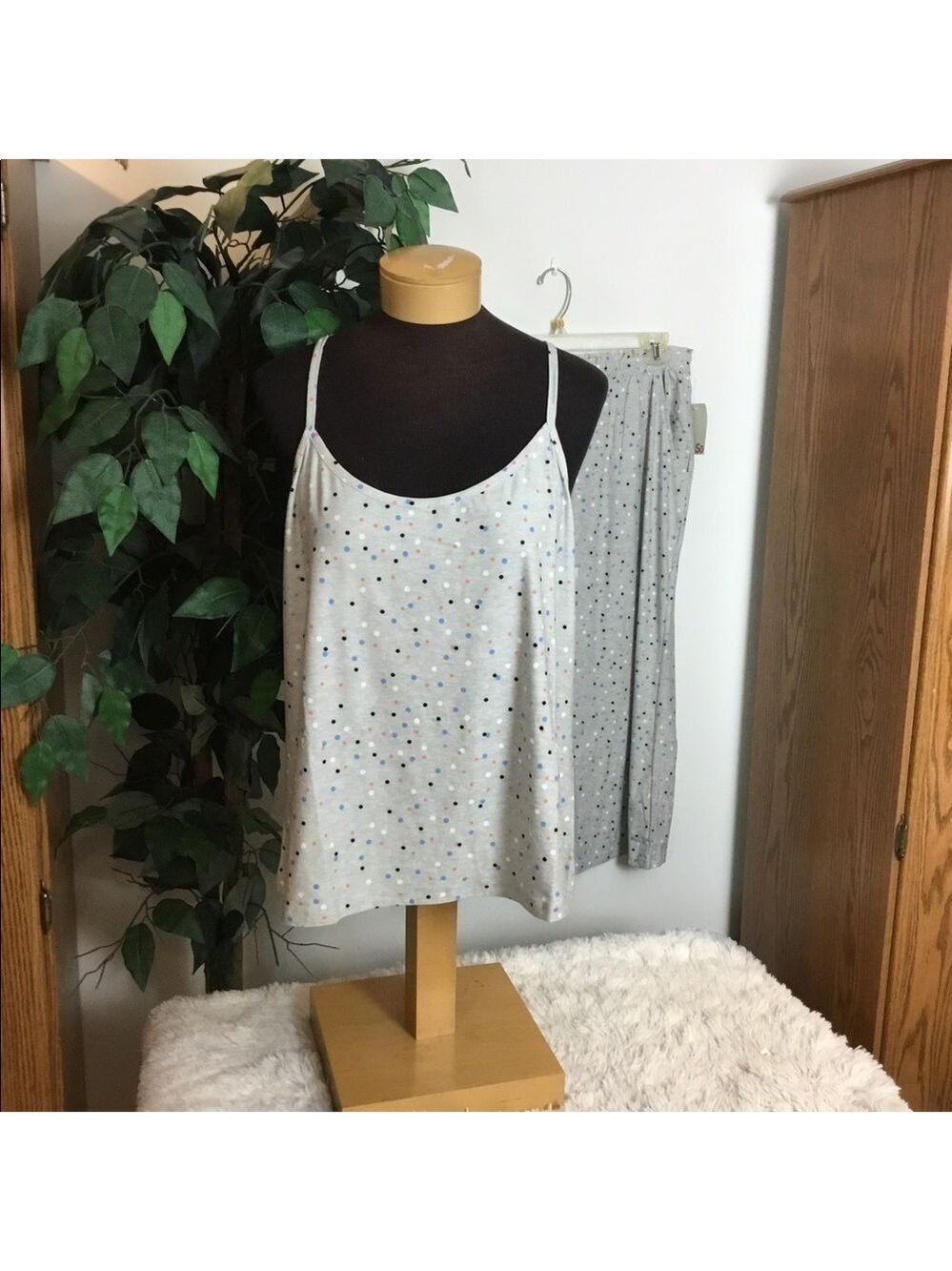 So jrs plus 2X pajama set gray with colorful dots/cami and cropped pants…